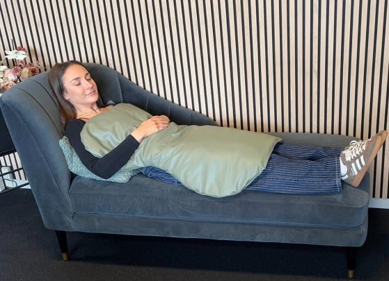 Sally flodhest tyngdetæppe fra Oliz brugt i en sofa